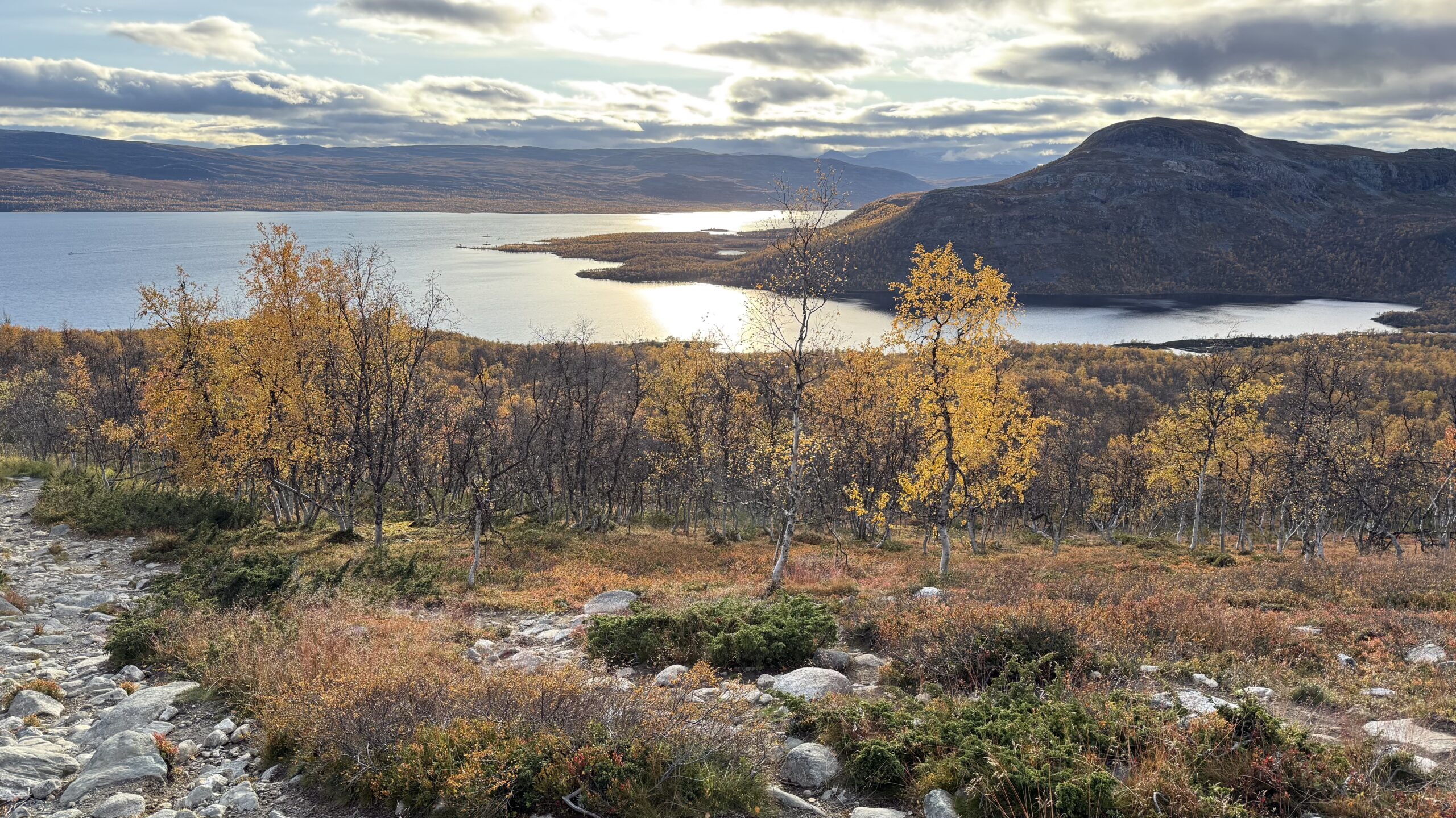 Kivinen polku ja ruskaiset tunturimaisemat Saanan huipulle johtavalla reitillä Kilpisjärvellä