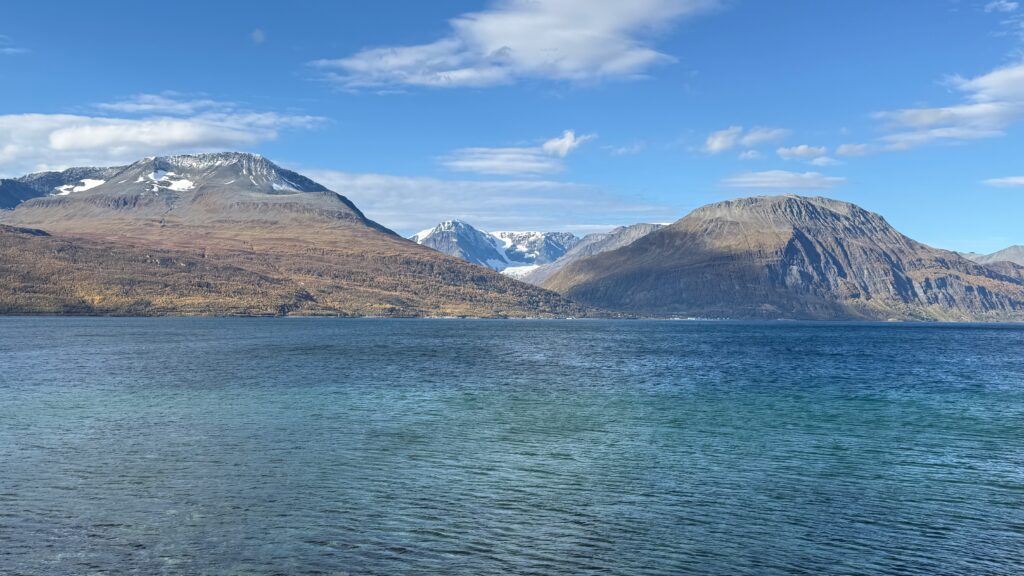 Vuono ja vuoret kirkkaan sinisen taivaan alla.
